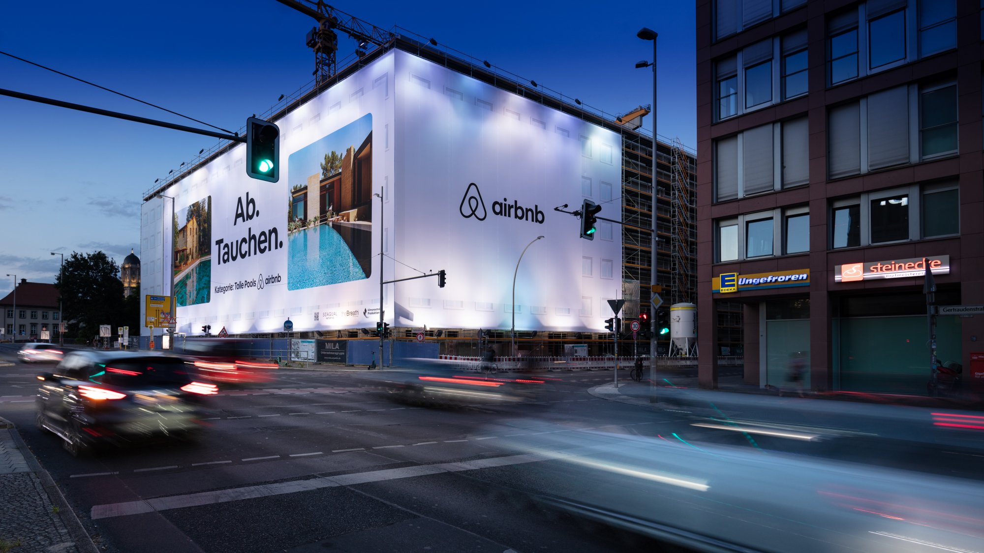 Large-format printing at an intersection in Berlin for airbnb , Kleinhempel GmbH
